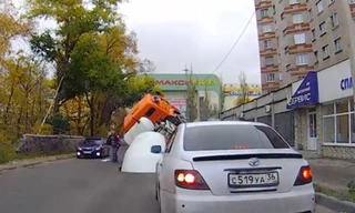 'Hố tử thần' nuốt xe trộn bê tông