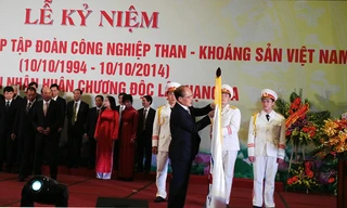 Chủ tịch Quốc hội Nguyễn Sinh Hùng trao Huân chương Độc lập hạng Ba cho Vinacomin. Ảnh: L.H.V