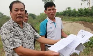 Một số hộ dân phản ánh về nghi vấn “nắn đường”. Ảnh: Nguyễn Tú.