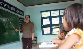 Cô Hương đã có lần thứ hai lên điểm trường tại làng Canh Giao giảng dạy.