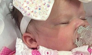 Bé gái 5 tháng tuổi đeo đồng hồ 3.000 USD