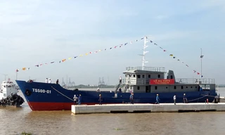 Tàu trinh sát 500 CV vừa được hạ thủy sáng nay. Ảnh: Văn Dưỡng.