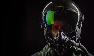 Mũ bay Strike II của công ty BAE System so với mũ Strike I dùng cho máy bay chiến đấu Typhoon và Gripen thì có nhiều ưu điểm hơn. Ví dụ như nó có thể dễ dàng tích hợp trên nhiều nền tảng máy bay chiến đấu khác nhau.