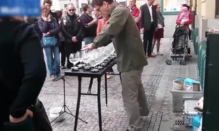 Nghệ sĩ chơi nhạc bằng... ly thủy tinh cực đỉnh