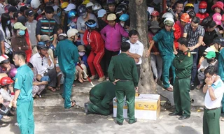 Người dân xúm lại xem công binh rà phá bom mìn