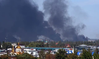 Khói bốc lên xung quanh khu vực sân bay quốc tế Donetsk trong vụ đấu pháo giữa quân chính phủ và lực lượng ly khai ngày 14/9. Ảnh: AFP-TTXVN.