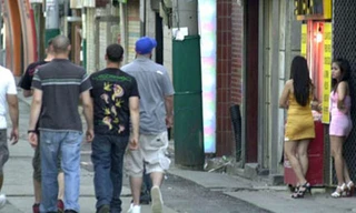 Gái mại dâm hoạt động trên đường phố.