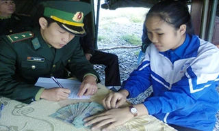 Em Lê Thị Phương Ly đang bàn giao số tiền 18 triệu đồng cho Đồn Biên phòng Roòn.