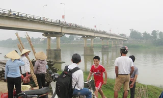 Tìm thấy thi thể hai mẹ con ôm nhau nhảy cầu tự vẫn