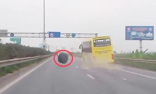 Bánh sau xe bị rơi khi đang chạy tốc độ cao khiến chiếc xe loạng choạng tấp vào lề đường. Ảnh: Cắt từ video.