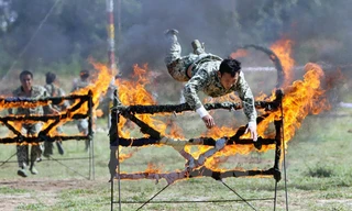 Buổi lễ diễn ra tại Thao trường Tổng hợp Lữ Đoàn đặc công 429, xã Vĩnh Hòa, Phú Giáo, Bình Dương. Trong ảnh Bộ đội đặc công trình diễn kỹ thuật vận động vượt chướng ngại vật. Ảnh: An Hiếu/TTXVN.