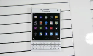 Mở hộp BlackBerry Passport màu trắng tại Việt Nam