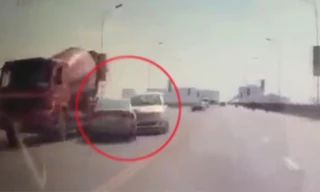 Hai ôtô đâm trực diện trên cầu Vĩnh Tuy