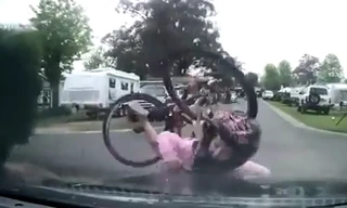 Bé gái đi xe đạp đâm thẳng vào đầu ô tô