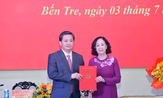 Trưởng Ban tổ chức Trung ương Trương Thị Mai trao quyết định của Bộ Chính trị cho ông Lê Đức Thọ.