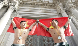 Giơ cao lá cờ đỏ sao vàng, một lần nữa họ lại đem vinh quang, niềm tự hào về cho tổ quốc 