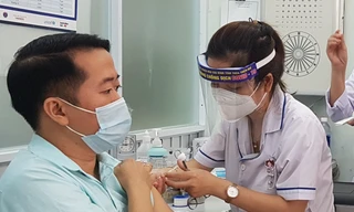 Đối với người đến và về Huế từ vùng cấp độ 4 (vùng đỏ), nếu tiêm đủ liều vắc xin phòng COVID-19 hoặc được công bố khỏi bệnh thì thực hiện giám sát y tế tại nơi cư trú, lưu trú