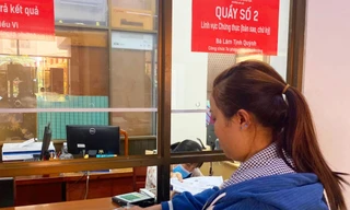 Người dân làm thủ tục hành chính tại UBND phường An Lạc, quận Bình Tân, TPHCM Ảnh: H.H 