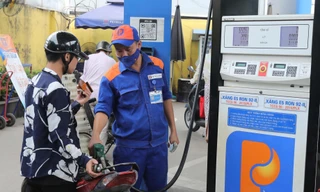 Người dân thở phào khi giá xăng dầu giảm sâu
