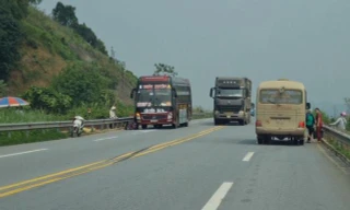 Yêu cầu kiểm tra, xử lý 'xe vua' đại náo tuyến Hà Nội - Lào Cai