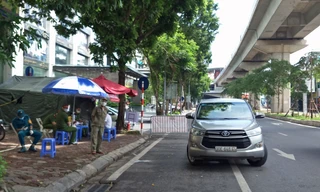 Sau giờ cao điểm, tại một số chốt người dân có thể đi lại 'vô tư' mà không bị kiểm tra. 