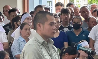 Bị cáo Lăng Văn Hiếu ra tòa lĩnh án.