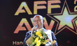 Ông Park Hang Seo nhận giải HLV đội tuyển nam của năm. Ảnh: MẠNH Cường