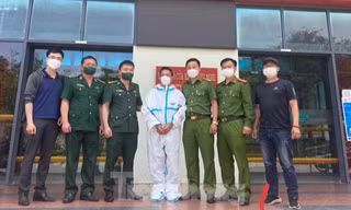 Đối tượng Thào Mý Say (giữa) bị cơ quan chức năng Trung Quốc bắt giữ và trao trả về nước qua cửa khẩu quốc tế Hữu Nghị (Lạng Sơn) -Ảnh: BP