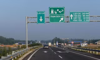 Thủ tướng trao đổi với lãnh đạo Bộ GTVT (ảnh Nhật Minh)