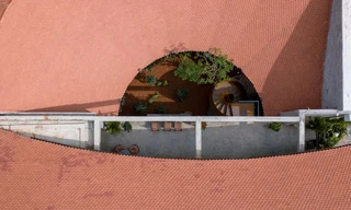 Công trình ấn tượng với hệ mái cong lợp gạch vảy cá đỏ rộng 800m