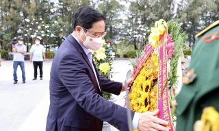 Thủ tướng Phạm Minh Chính dâng hương tưởng niệm các liệt sỹ Gạc Ma