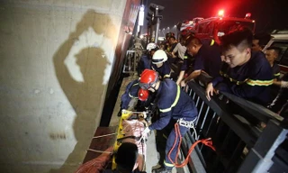 Cứu thanh niên rơi xuống bãi giữa cầu Nhật Tân do chơi Flycam