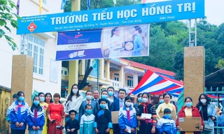 Giáo viên, học sinh trường tiểu học Hồng Trị, huyện Bảo Lạc, tỉnh Cao Bằng vui mừng khi đoàn công tác đến tham và tặng quà