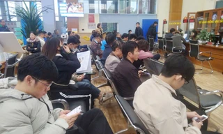 Hàng chục người dân chờ đợi cấp đổi giấy phép lái xe ở Trung tâm Phục vụ hành chính công tỉnh Bắc Giang chiều 18/2. Ảnh: Nguyễn Thắng