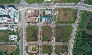 Sau nhiều lần "rượt đuổi" nhau trong buổi đấu giá, cuối cùng lô đất mang ký hiệu số 3-12 có diện tích 10.000 m2 được bán cho Công ty TNHH Đầu tư Bất động sản Ngôi Sao Việt, với mức giá 24.500 tỷ đồng, trung bình 2,4 tỷ đồng/m2 (Ảnh: Hữu Khoa).