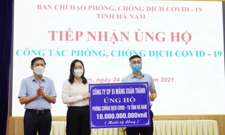 Đại diện Ban lãnh đạo Công ty cổ phần xi măng Xuân Thành trao tặng ủng hộ 10 tỷ đồng cho công tác phòng chống dịch COVID-19 tỉnh Hà Nam 