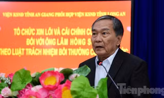 Ông Lâm Hồng Sơn (cầm hoa) tại buổi tổ chức xin lỗi công khai. Ảnh: Nhật Huy