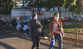 Chật vật trong cơn 'bão giá' quay cuồng, người lao động 'khát' tăng ca