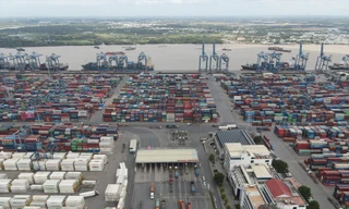 Hoạt động vận tải hàng hóa bằng xe container tại cửa ngõ cảng Cát Lái (TP Thủ Đức) Ảnh: Phạm Nguyễn 