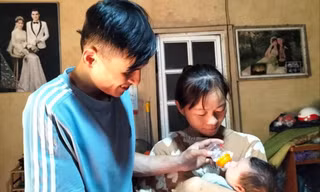 Vợ chồng trẻ vượt qua tập quán nhận nuôi trẻ bị bỏ rơi 
