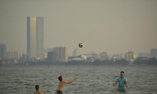 Người Hà Nội ùn ùn tắm Hồ Tây giải nhiệt chống cái nắng đầu hè