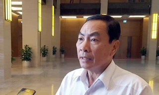 Đại biểu Quốc hội Phạm Văn Hòa đề nghị xây dựng cơ chế giám sát chặt chẽ quyền lực của quận trưởng khi Hà Nội thí điểm mô hình chính quyền đô thị.