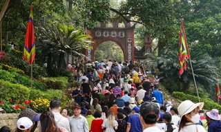 Trẻ em mệt bơ phờ, được bố mẹ bế vượt 'biển người' chen lấn lên đền Thượng