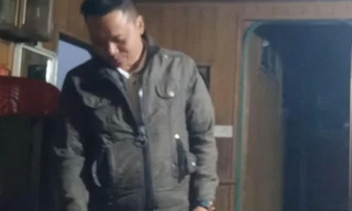 Nhân viên cảng vụ lên tàu kiểm tra tại khu vực Bến Hồ (Thuận Thành, Bắc Ninh)