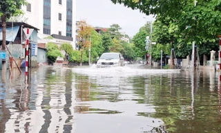 Đường Ngô Văn Cảnh (thành phố Bắc Giang) ngập sâu sau trận mưa to sáng 4/6/2025. Ảnh: Nguyễn Thắng