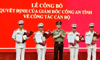 Các trưởng phòng nghiệp vụ Công an Lạng Sơn nhận quyết định nghỉ hưu trước tuổi. Ảnh: Duy Chiến.