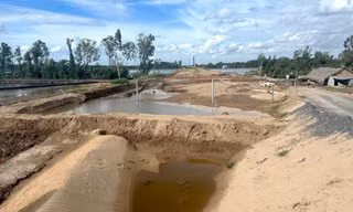 Công trường Cao tốc Cần Thơ - Cà Mau đoạn qua tỉnh Hậu Giang chờ cát để san nền vào tháng 5/2024. Ảnh: Cảnh Kỳ