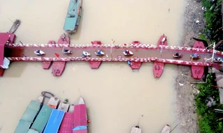 Cầu phao Lương Phúc nhìn từ trên cao. Ảnh: M.Đ