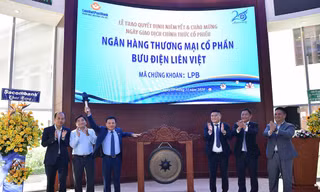 Ông Nguyễn Đức Thụy (đứng đầu bên phải) tham gia nghi lễ đánh cồng trong ngày chào sàn của LienVietPostBank. (Ảnh: LienVietPostBank)