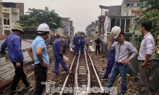 Lực lượng chức năng tiến hành thẩm định đường ray đoạn đi qua vòm cầu số 93 trước khi tiến hành đục thông.